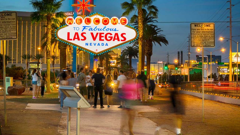 Panneau Bienvenue à Las Vegas avec des touristes
