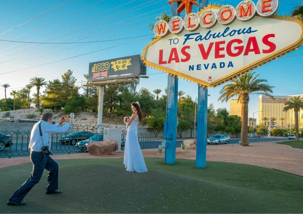 Mariage devant le panneau "Welcome to Fabulous Las Vegas"