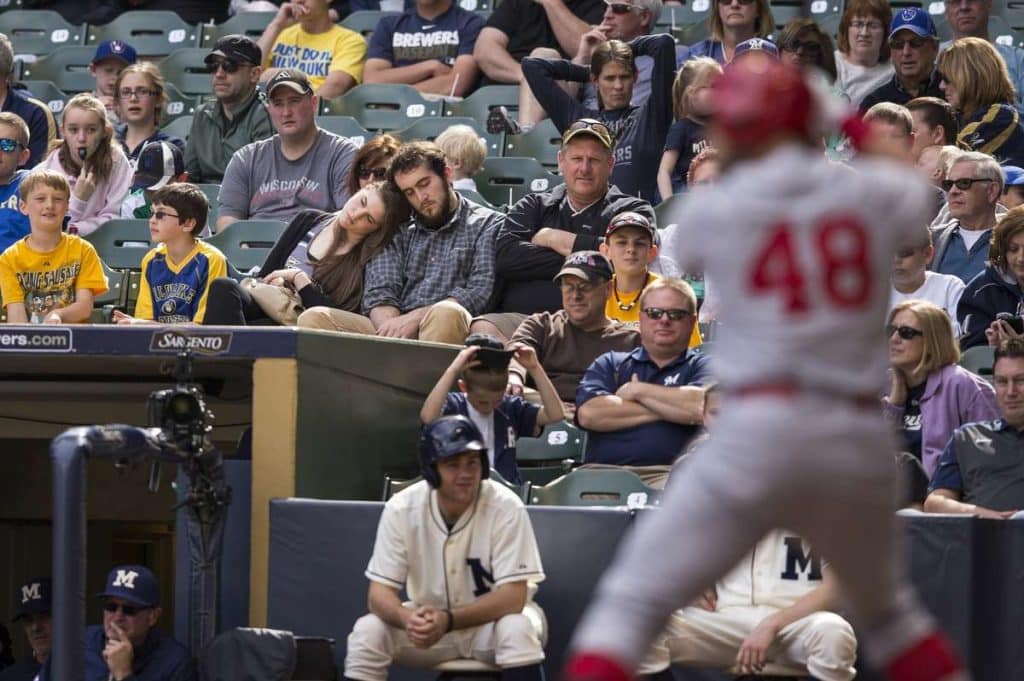 Couple dort pendant un match de baseball