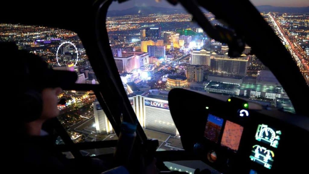 Survol en hélicoptère à Las Vegas avec Papillon, vue de nuit sur le Strip illuminé