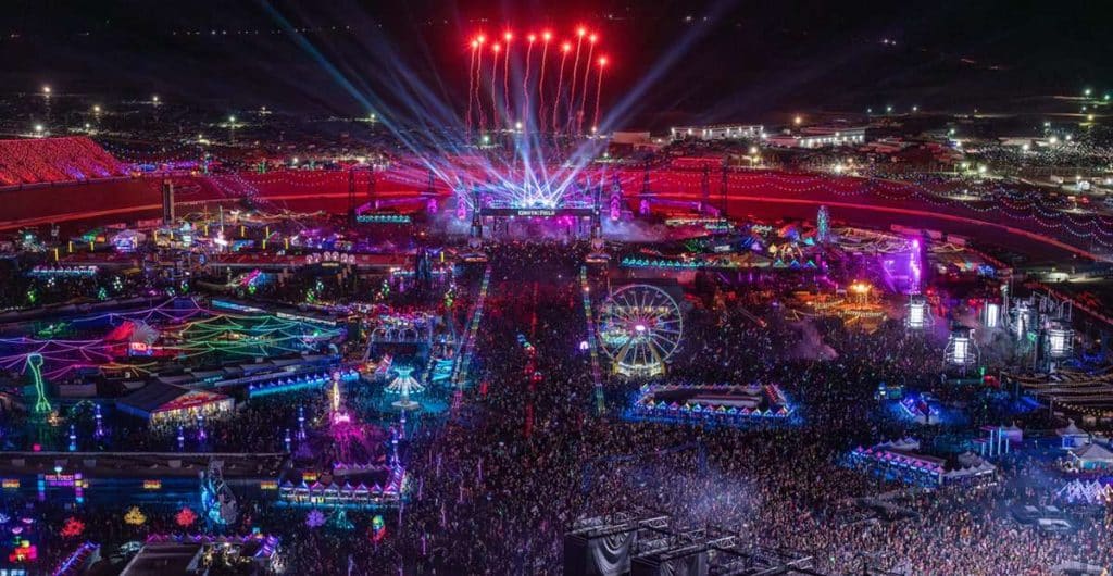 Survol en hélicoptère à Las Vegas avec Maverick, vue aérienne du festival Electric Daisy Carnival