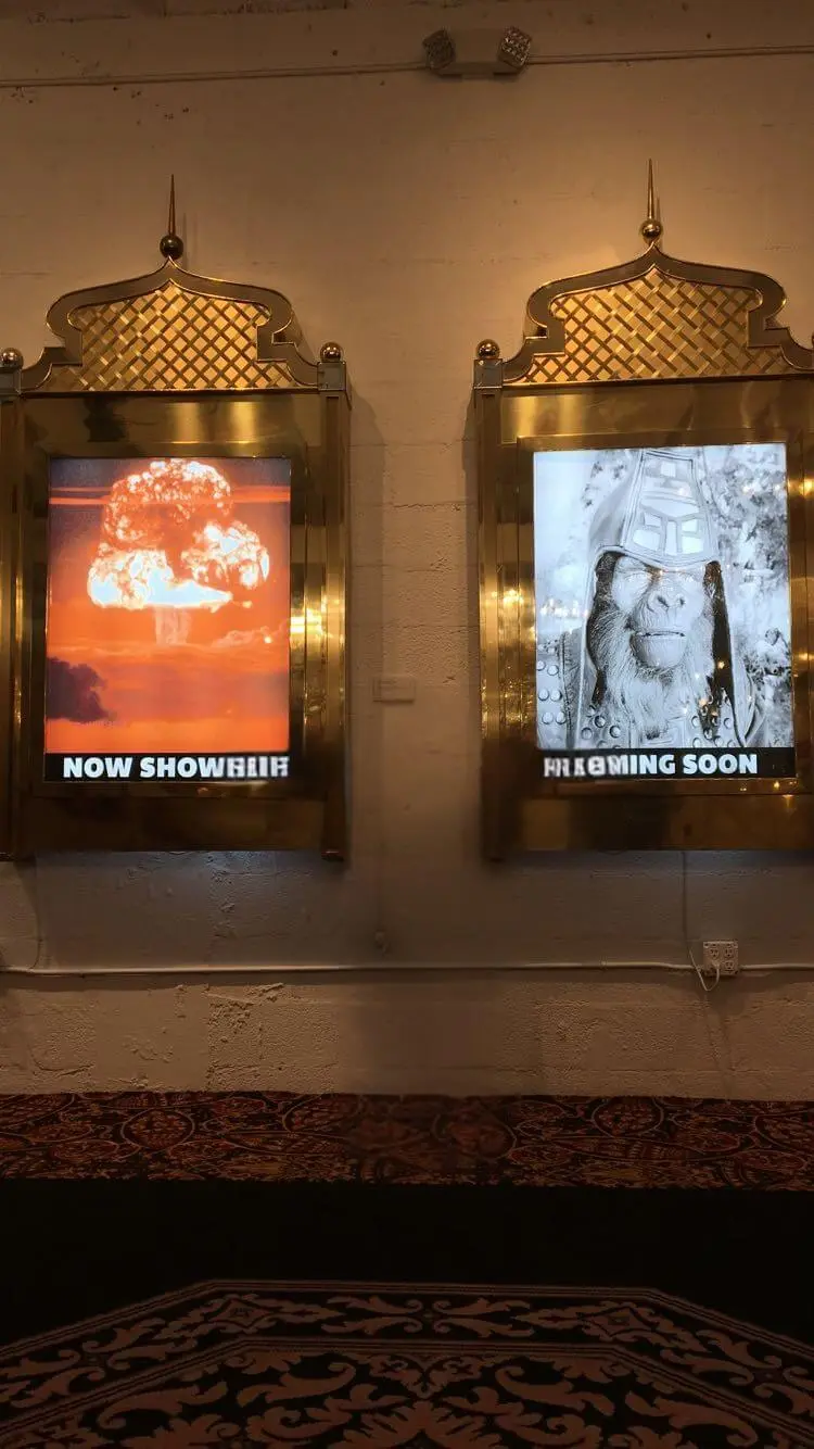 Affiches artistiques rétro dans une galerie du Wynwood District à Miami