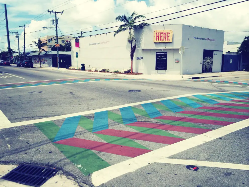 Passage piéton coloré dans le quartier de Wynwood à Miami
