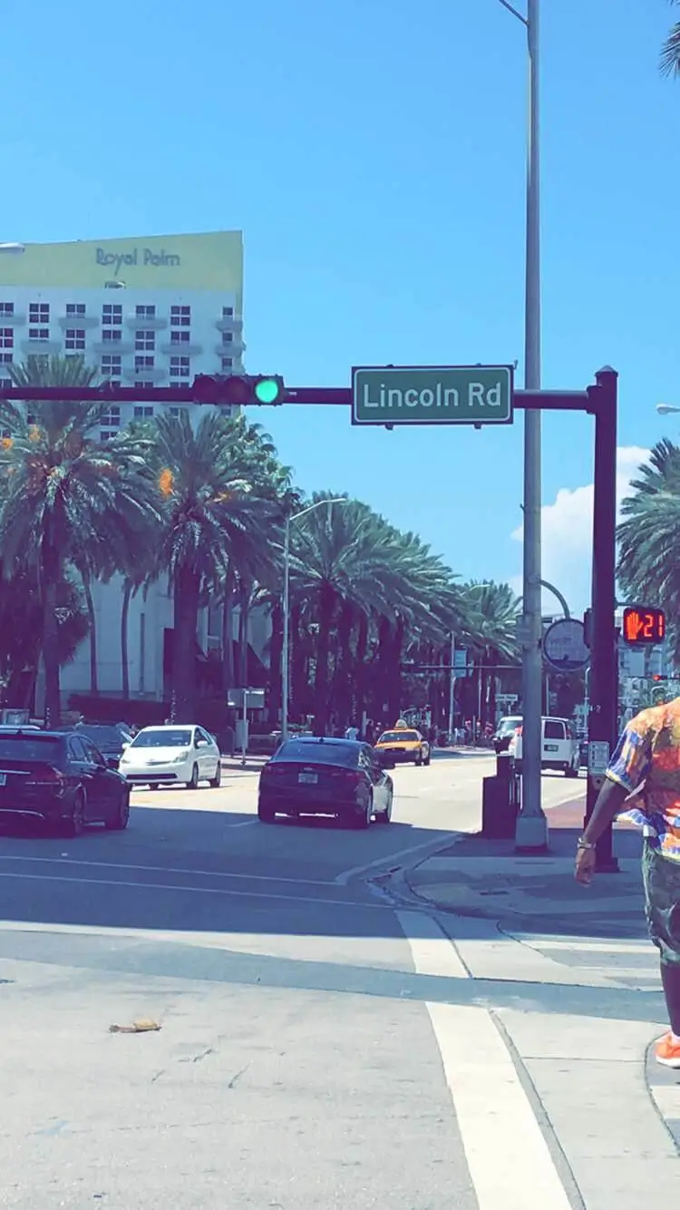 Vue depuis Collins Avenue sur Lincoln Road Miami Beach