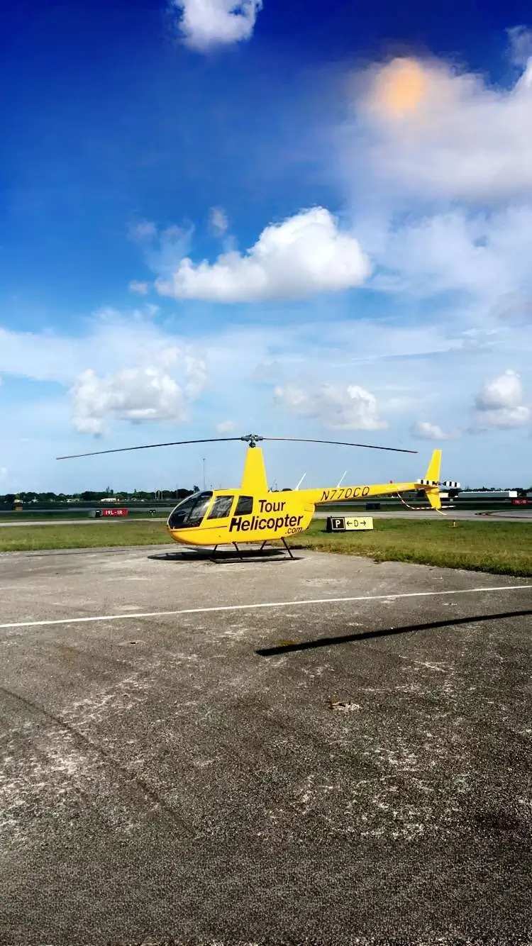 Hélicoptère touristique stationné à Miami avant le départ pour un vol panoramique