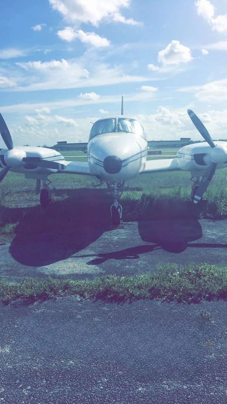 Avion bimoteur au sol sur un tarmac ensoleillé à Miami