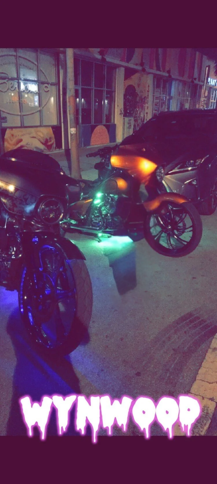 Scène nocturne dans le quartier de Wynwood à Miami avec des motos éclairées