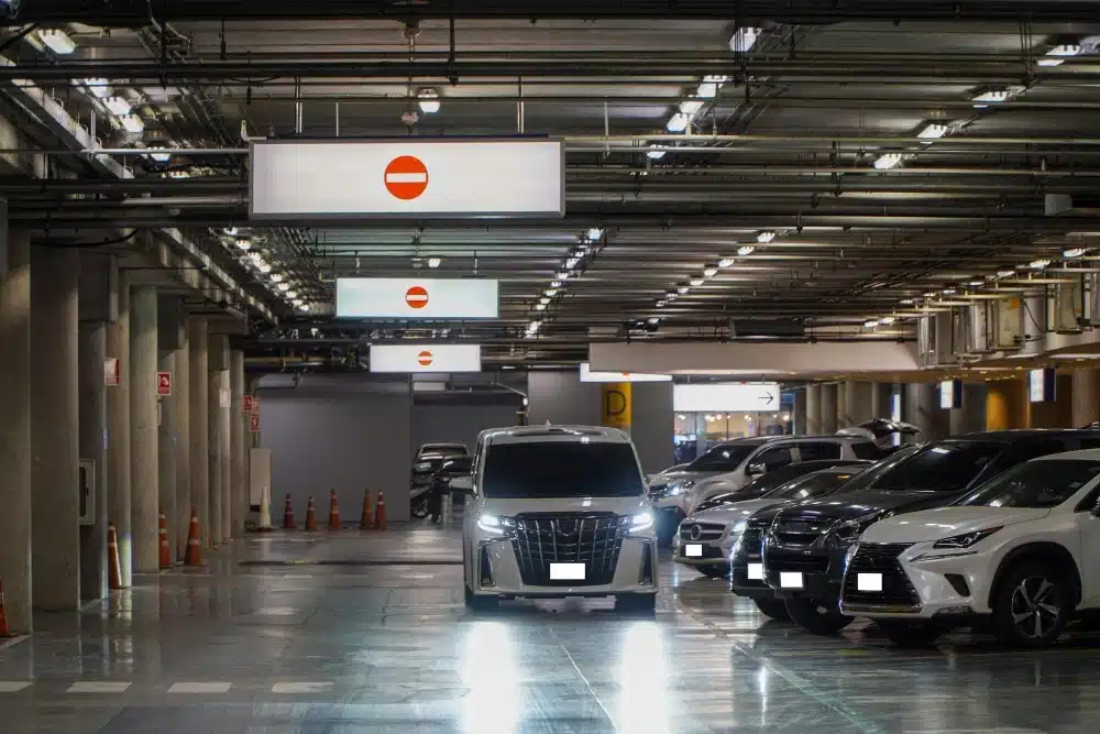 Parking souterrain avec plusieurs SUV,minivan à louer à Miami