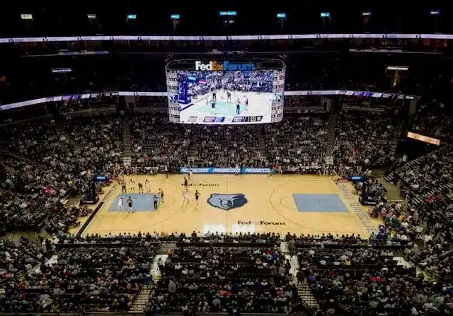 Vue intérieure du FedExForum rempli de supporters pendant un match NBA des Memphis Grizzlies à domicile