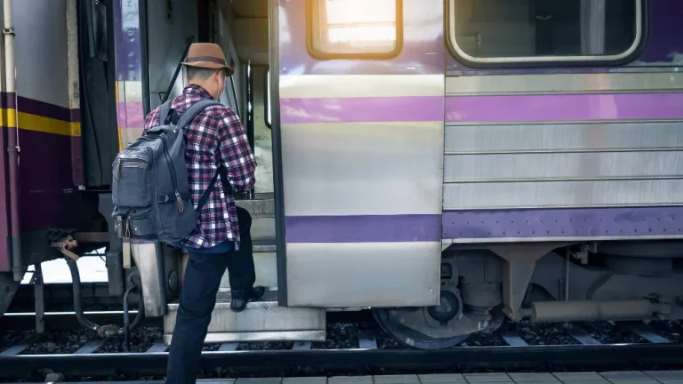 homme qui monte dans le amtrak pour un voyage en train montreal new york