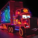Parade nocturne mack camion de cars