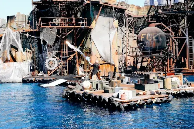 studio tour , spectacle homme tire au lance flamme a Universal studio Hollywood