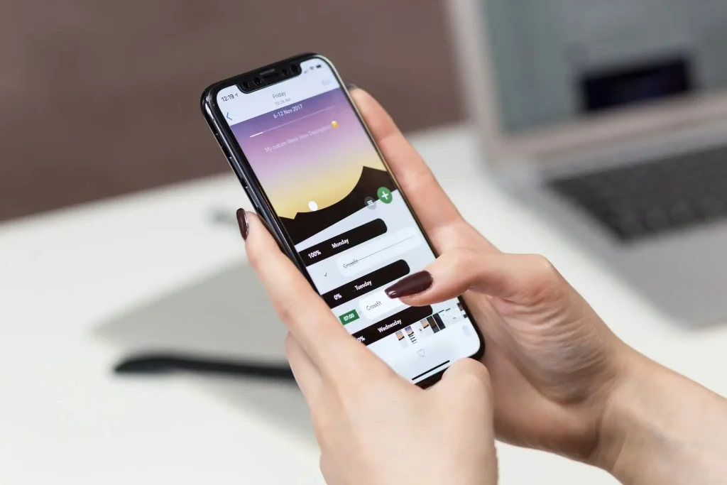 téléphone mobile dans les mains pour choisir le meilleur forfait internet usa