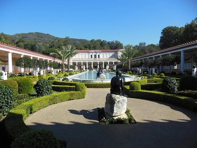 Vue en profondeur de la villa getty et des jardins avec fontaines