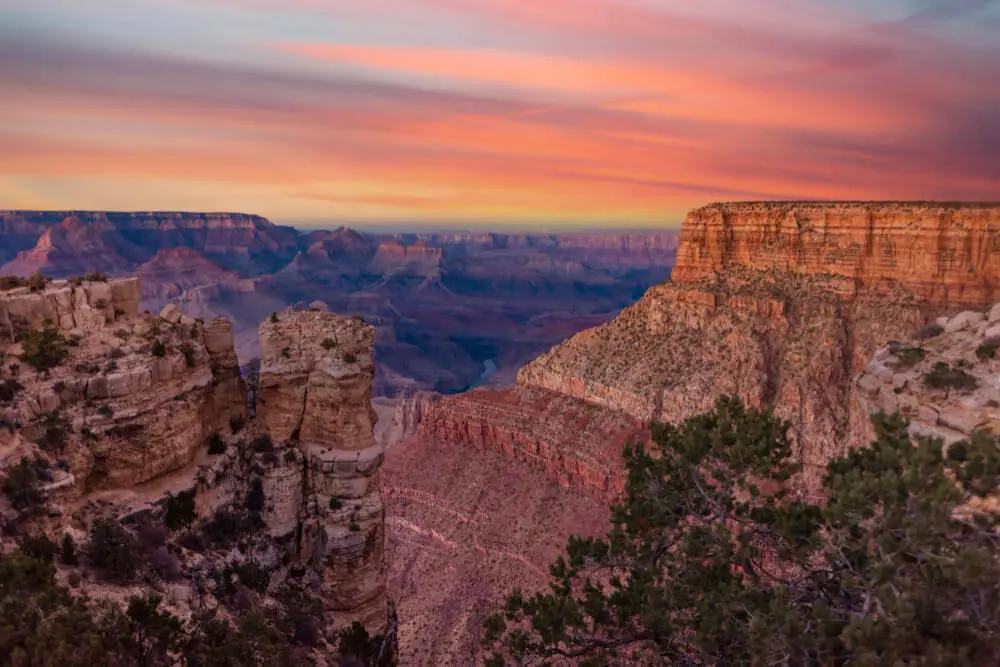Vue aérienne du Grand Canyon en fin de journée avec les contrastes de lumière au coucher du soleil – vol en hélicoptère