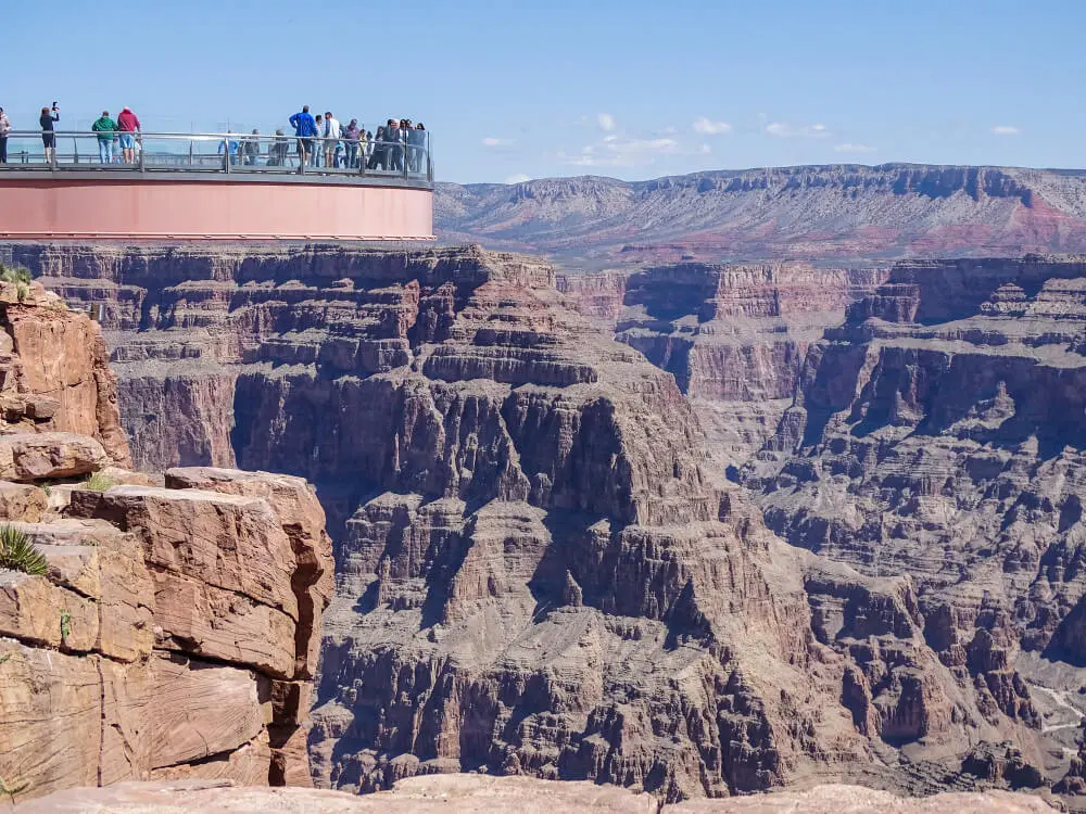 Vue aérienne du Skywalk au West Rim pendant un vol en hélicoptère au Grand Canyon