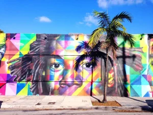 Fresque murale colorée à Wynwood Miami avec un visage stylisé