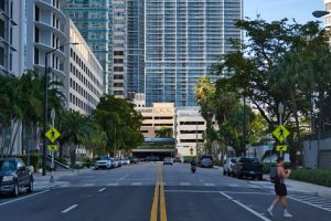 Rue typique de Downtown Miami avec buildings, palmiers et piétons à Brickell