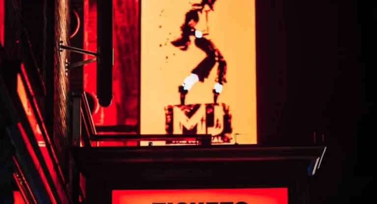 Affiche lumineuse de MJ The Musical Broadway à New York, avec le panneau Tickets on sale now devant le théâtre.