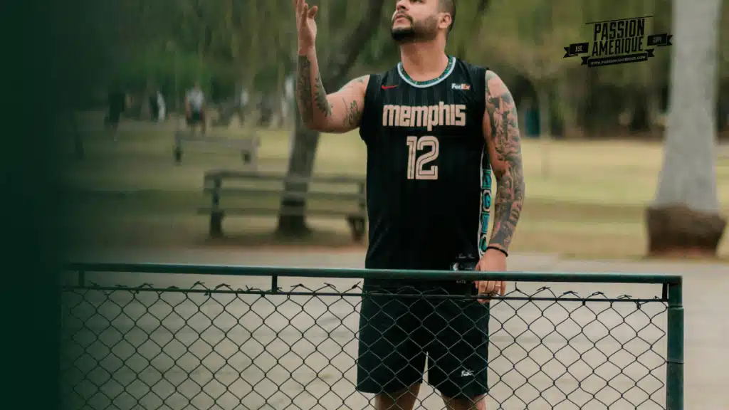 Fan en maillot Memphis Grizzlies numéro 12 avant d’assister à un match NBA à Memphis