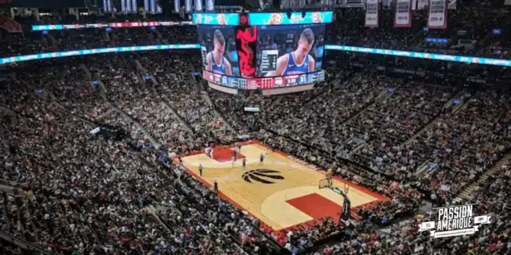 Match NBA des Toronto Raptors à la Scotiabank Arena de Toronto devant des milliers de fans