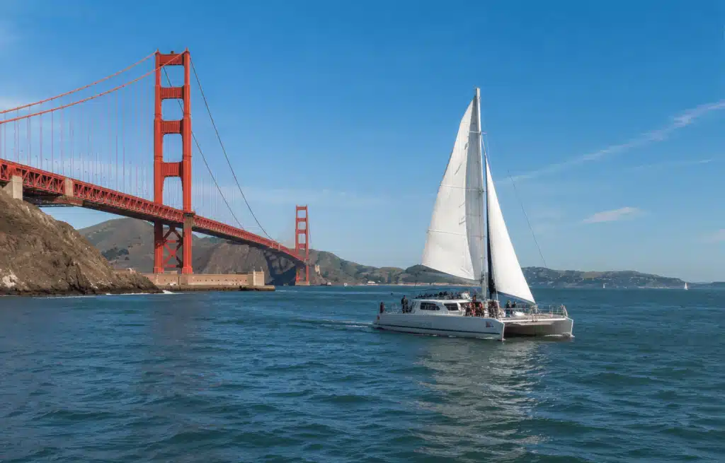 Catamaran naviguant dans la baie de San Francisco avec le Golden Gate Bridge en arrière-plan