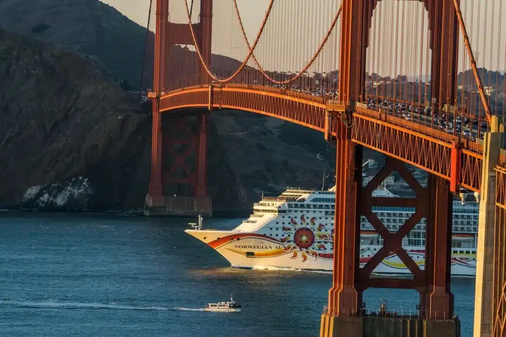 Bateau de croisière passant sous le Golden Gate Bridge dans la baie de San Francisco