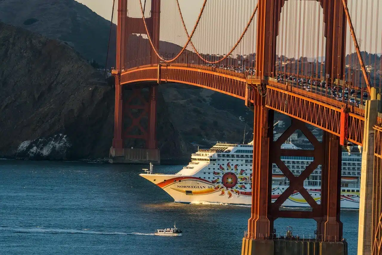 Bateau de croisière passant sous le Golden Gate Bridge dans la baie de San Francisco