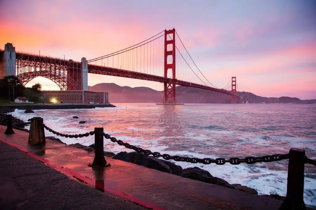 Golden Gate Bridge au coucher du soleil dans la baie de San Francisco