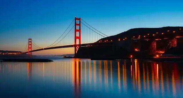 Golden Gate Bridge illuminé au crépuscule dans la baie de San Francisco