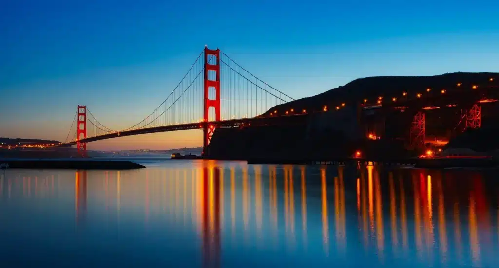 Golden Gate Bridge au coucher du soleil, point de départ de nombreuses excursions en voiture depuis San Francisco vers Sausalito, Muir Woods ou Napa Valley.