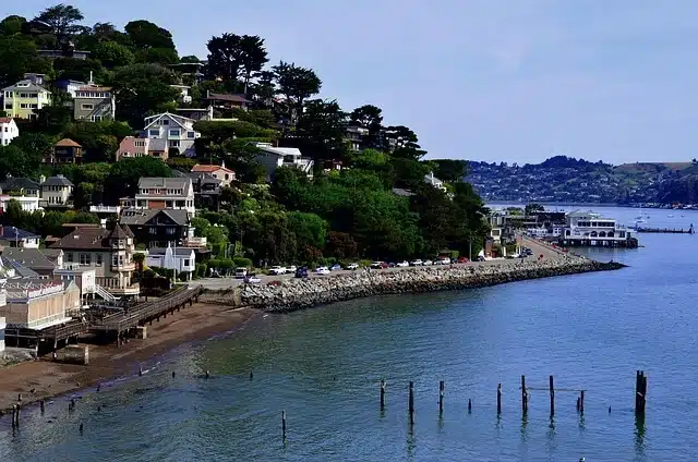Vue sur le front de mer et les maisons de Sausalito près de San Francisco