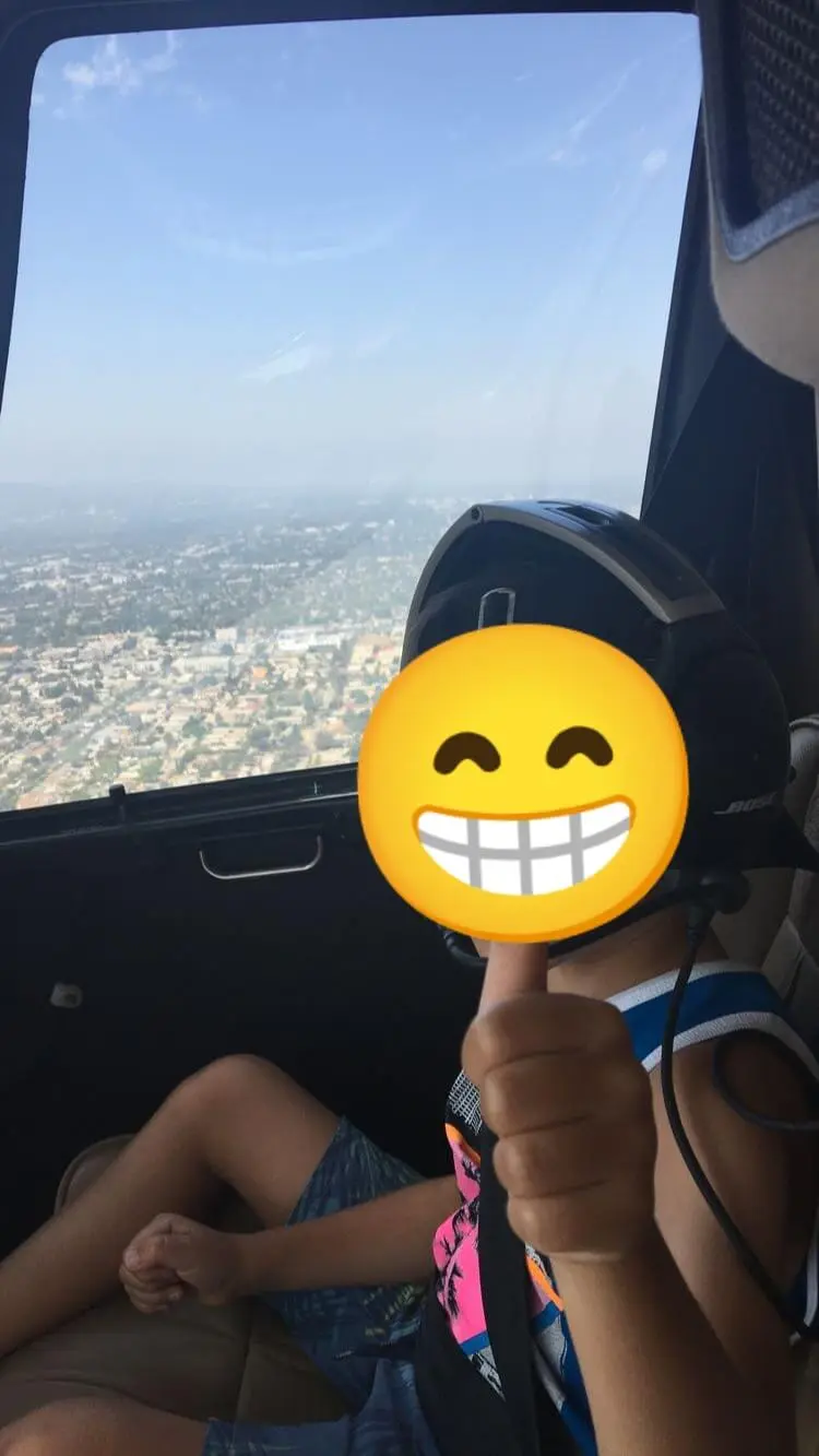 Mon fils et moi à bord d'un hélicoptère pendant notre survol de Los Angeles avec vue sur la ville.
