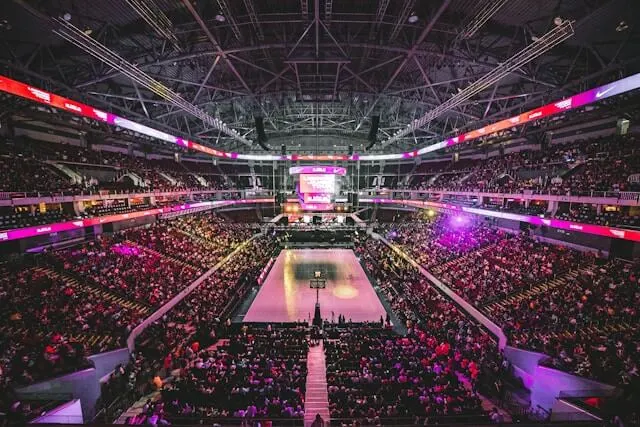 Ambiance dans une salle de basket lors d'un match aux États-Unis
