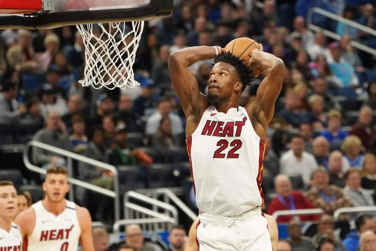 Match NBA du Miami Heat avec un joueur du Heat sur le parquet