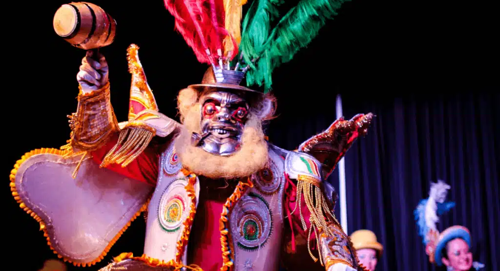 Rafiki sur scène dans la comédie musicale The Lion King à Broadway, avec son costume et son maquillage emblématiques.