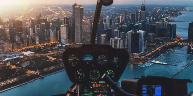 Vue depuis le cockpit d'un hélicoptère au-dessus de la skyline de Chicago
