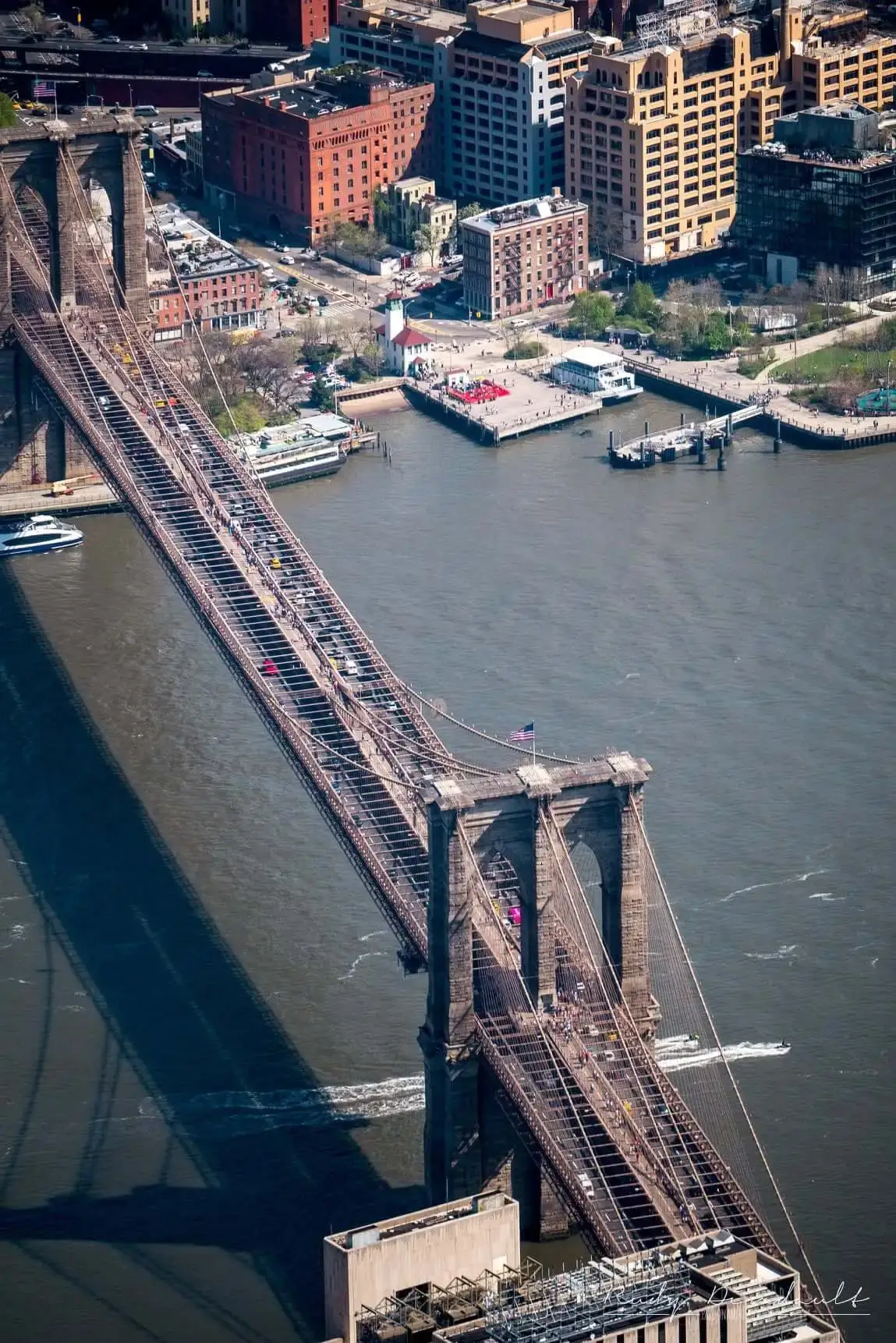 Brooklyn Bridge photographié pendant notre vol en hélicoptère à New York.